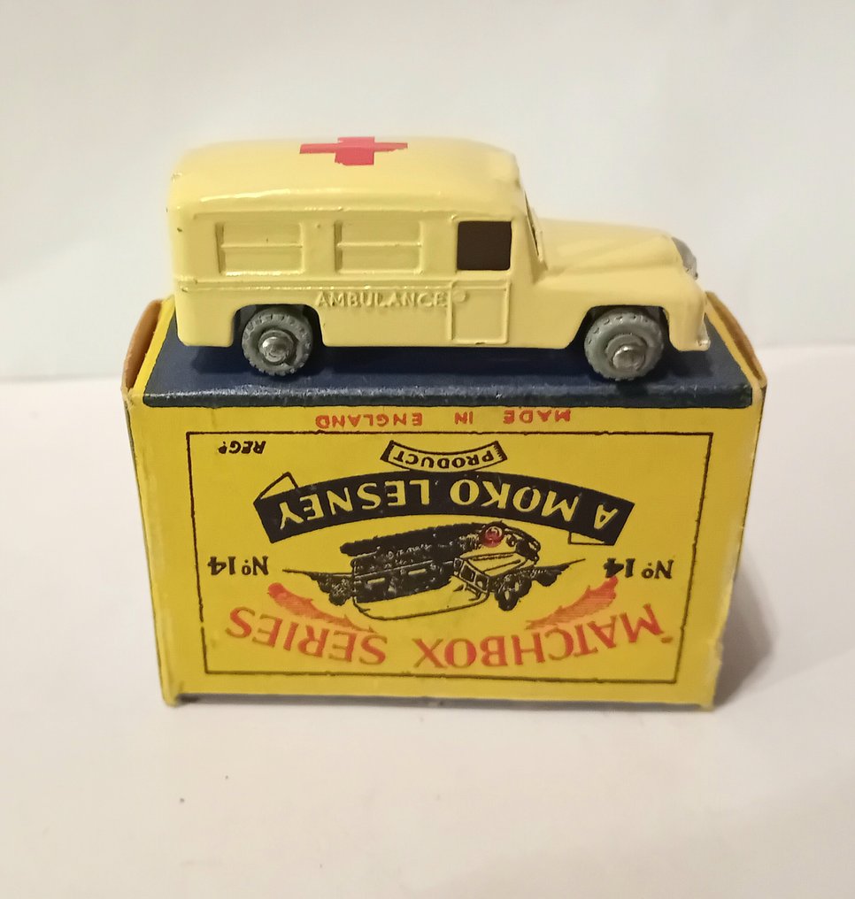 Matchbox - Furgoneta a escala - Daimler Ambulance (14) #4.3