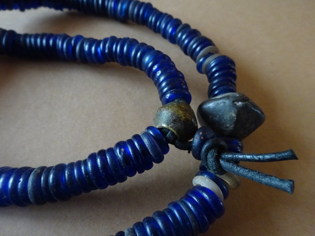 Dogon blue beads with 2 bronze elements, circa 1850, Mali  (No reserve price) #1.0