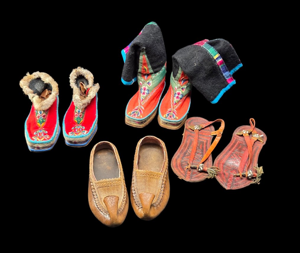 Cabinet of curiosities -strange real world shoe collection - Διόραμα #1.0