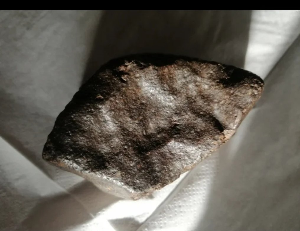 NWA nedescriptată condrită tip H5, breccie topită. Specimen - Înălțime: 9.3 cm - Lățime: 6.9 cm - 450 g #3.2