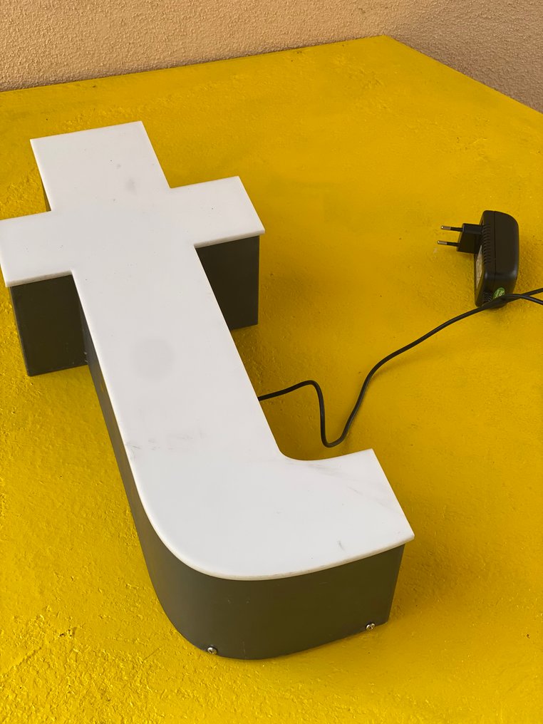 Large Letter 'T' / NO RESERVE PRICE! - Lighted sign - Plastic, Metal #2.1