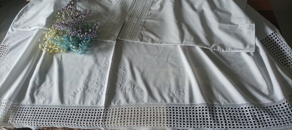 Sem reserva - Conjunto de sonho do baú dos avós de lençol e fronhas com flores bordadas à mão - Lençol (3)  - 240 cm - 180 cm #1.0