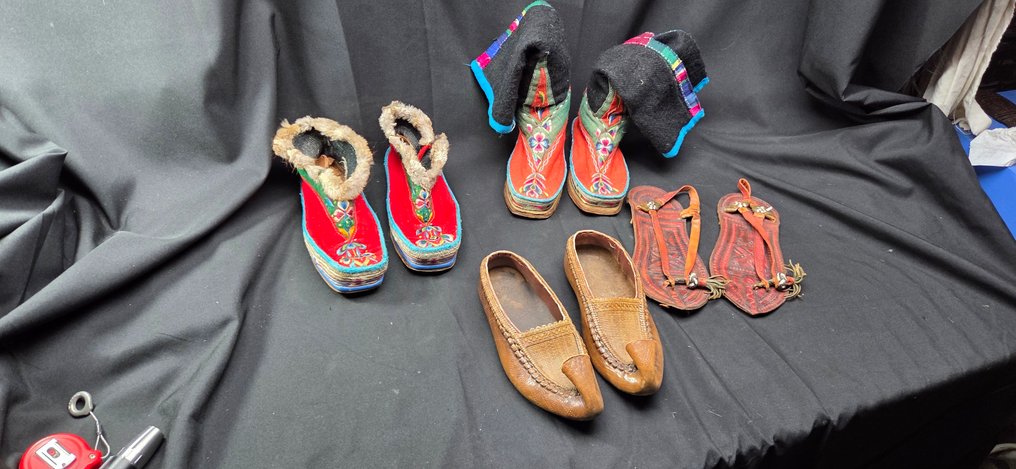 Cabinet of curiosities -strange real world shoe collection - Διόραμα #1.0