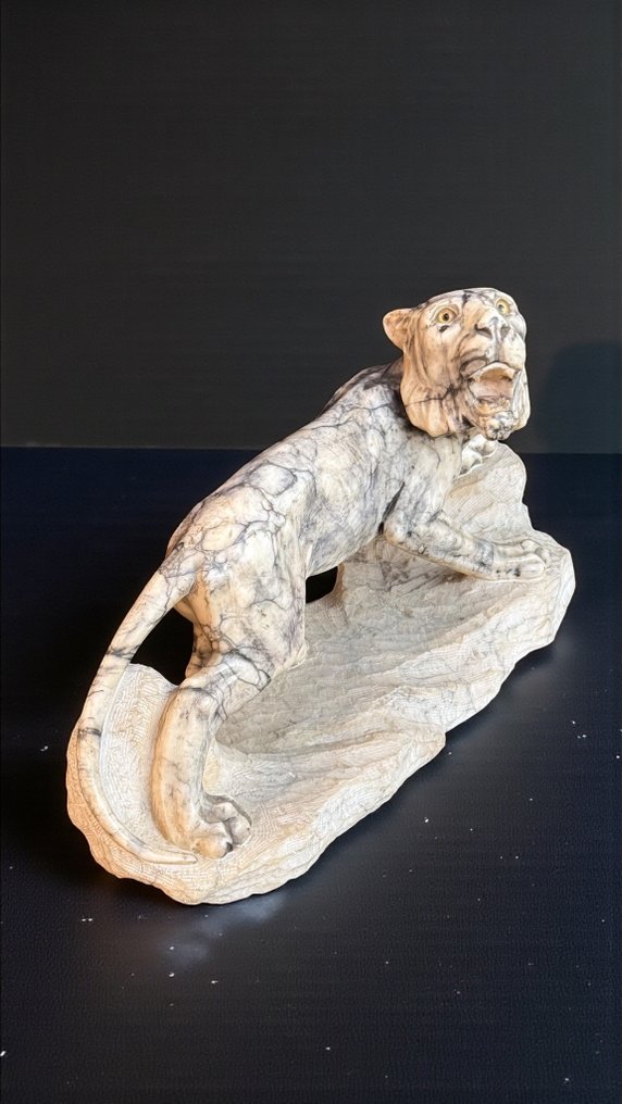 P. D'aiuto - Skulptur, Tigre Ruggente • 58cm Lunghezza - 34 cm - Marmo Arabescato #1.0