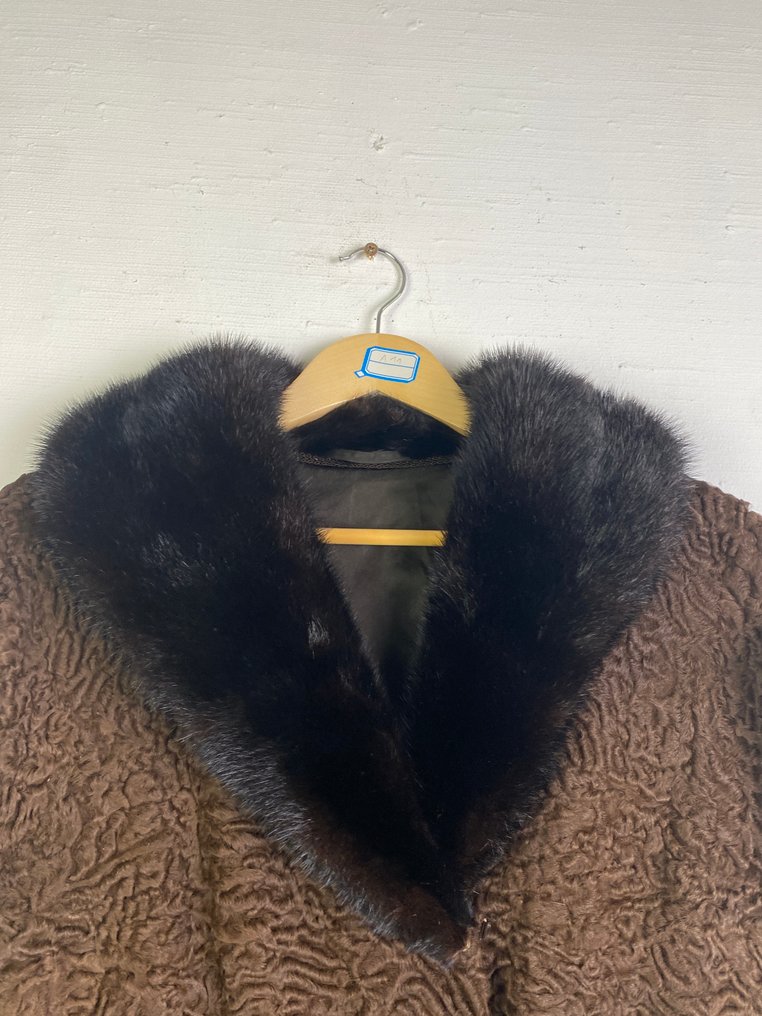 Artisan Furrier - Γούνινο παλτό #1.0