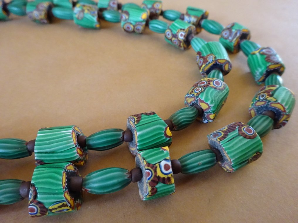 Kaulakoru / kaksoisnauha, rakennettu vihreistä millefiori- ja melon-helmistä, noin 1920, Murano ja #1.0