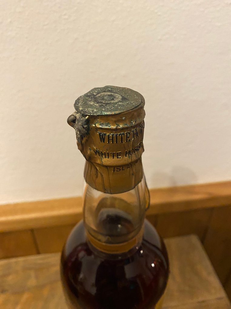 White Horse Spring Cap  - b. 1960s - 75.7cl #4.3