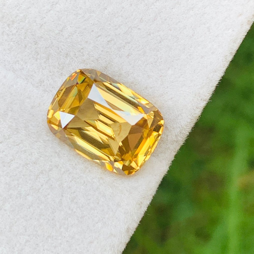 No reserve price - 1 pcs  Yellow Zircon  - 5.74 ct - International Gemological Institute (IGI) - UNHEATED RAREST GEM #1.0