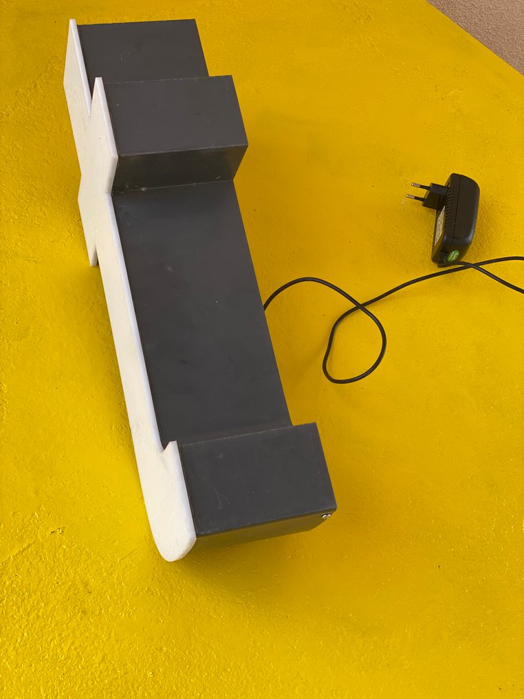 Large Letter 'T' / NO RESERVE PRICE! - Lighted sign - Plastic, Metal #4.3