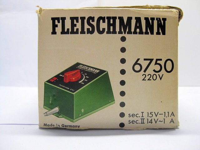 Fleischmann H0 - 6750 - Trasformatore (1) - trasformatore #6750 Sezione I 0-15V 17VA eff. 1,1A corrente continua Sezione II 14V 14VA 1A corrente #4.3