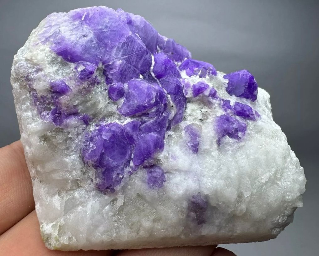 Φωσφορίζουσα τενεβρεσκένς Hackmanite Κρύσταλλοι στη μήτρα - Ύψος: 49 mm - Πλάτος: 77 mm- 257 g - (1) #2.1