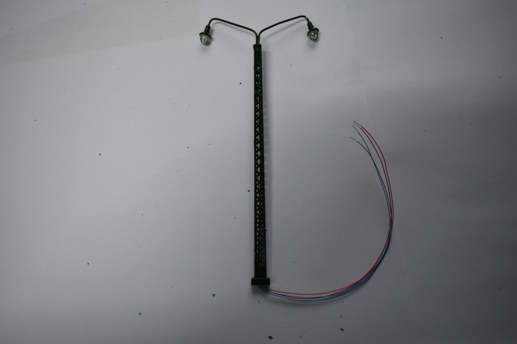 TIM light H0 - Modelltog-landskap (12) - Mål angitt på bilde: høyde 14 cm, armens bredde 6,5 cm. Utstyrt med ledninger og LED-lys. #4.3