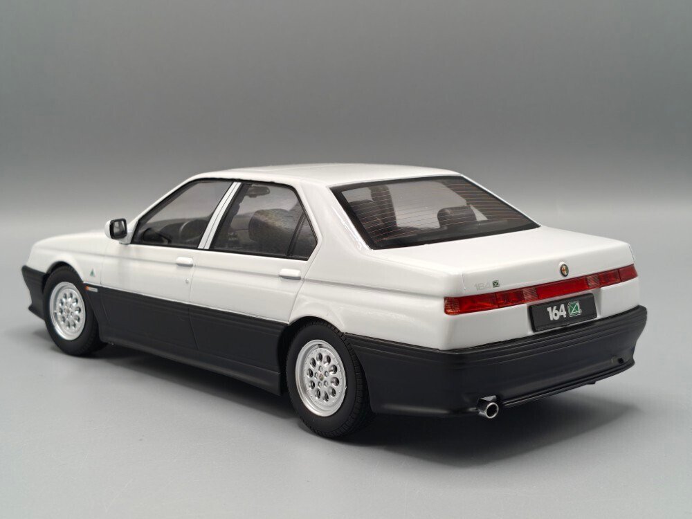 Triple9 1:18 - Modellauto - Alfa Romeo 164 Q4 1994 - Charakterstark. Cultklassiker. Turboaufladend. #1.0