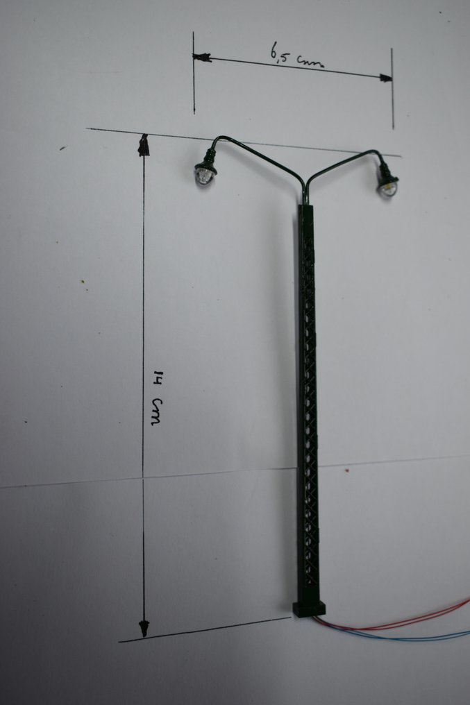 TIM light H0 - Modelltog-landskap (12) - Mål angitt på bilde: høyde 14 cm, armens bredde 6,5 cm. Utstyrt med ledninger og LED-lys. #2.1