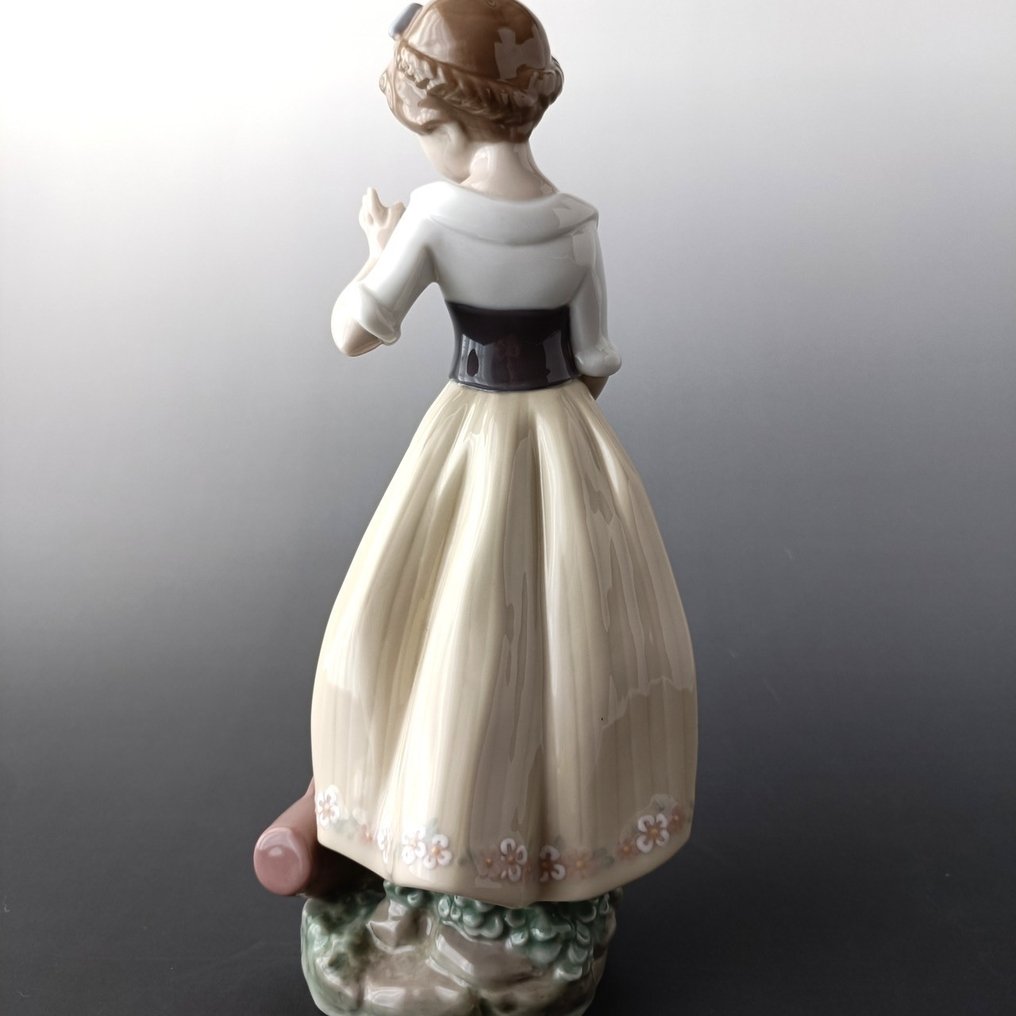 Lladró - 小塑像 - “Milkmaid” No. 8537 - 瓷器 #4.3