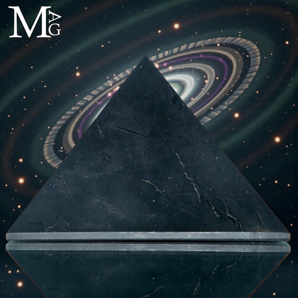 Shungite Shungite – L'énergie primordiale du carbone ancien dans le pyramide en monolithe de carbone ancien - Hauteur : 90 mm - Largeur : 120 mm- 1114 g #1.0