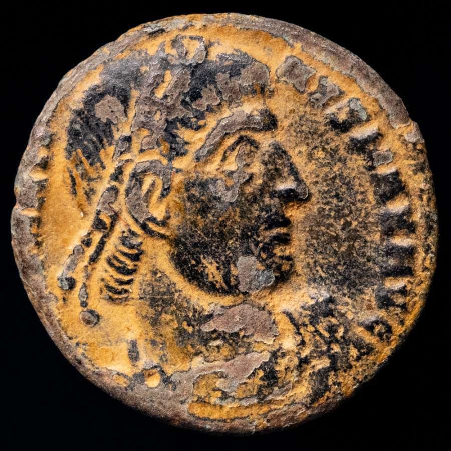 Roman Empire. Constantine I (AD 306-337). Follis Minted in Arles, 330-331 A.D. GLORIA EXERCITVS / Two soldiers standing facing one another  (No reserve price) #1.0