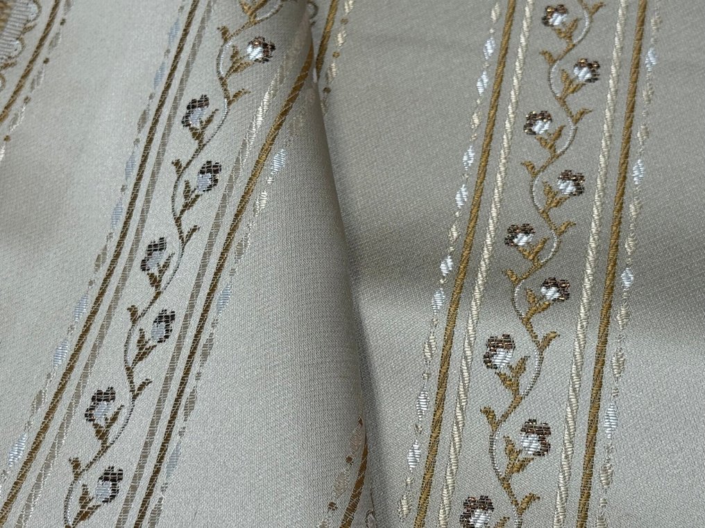 Fioriture d’Oro pe dungi de mătase – Lampasso elegant pe cadru. - Țesătură tapițerie - 4 m - 1.4 m #2.1