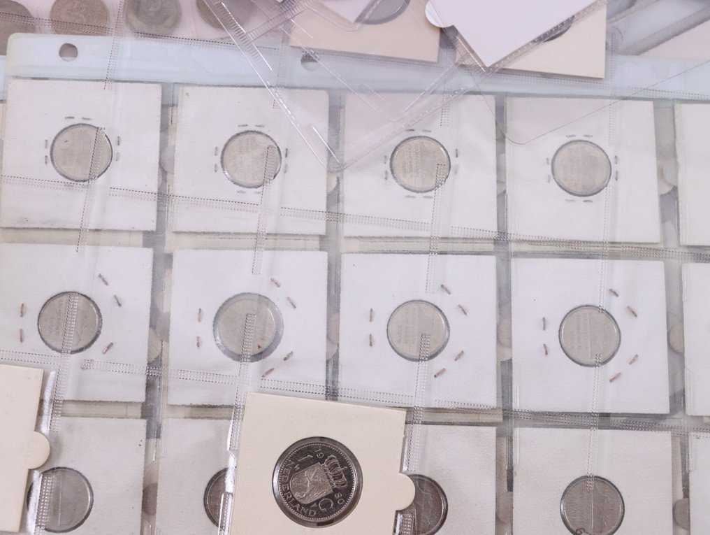 Wereld. Uitzoekpartij op bladen (3.68 kilo) (Zonder minimumprijs) #4.3