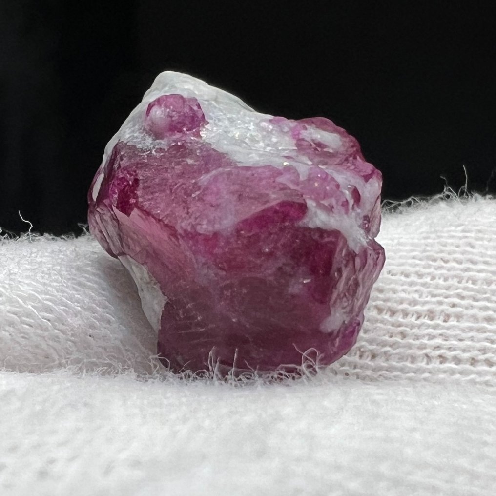 Ρουμπίνι 15,6 καρατίων – Φυσική κρυσταλλική γλυπτική σε μητρικό πέτρωμα 3,908 γρ. 1,9 × 1,4 × 1,2 Κρύσταλλοι στη μήτρα- 3.91 g #1.0