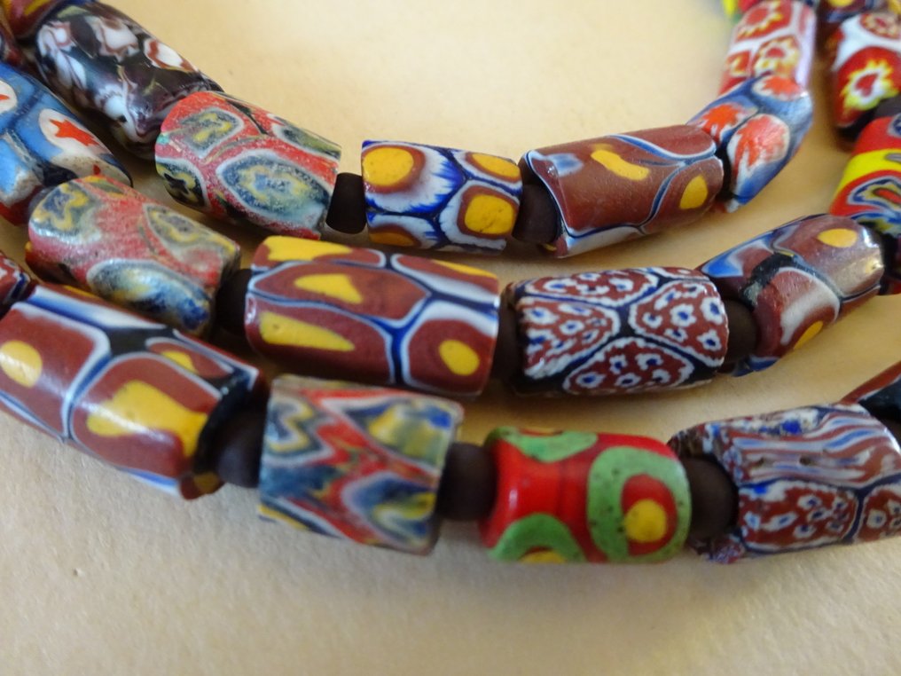 Collier à trois rangs, composé de 77 petites perles Millefiori de Murano, circa 1920, Ghana. #3.2