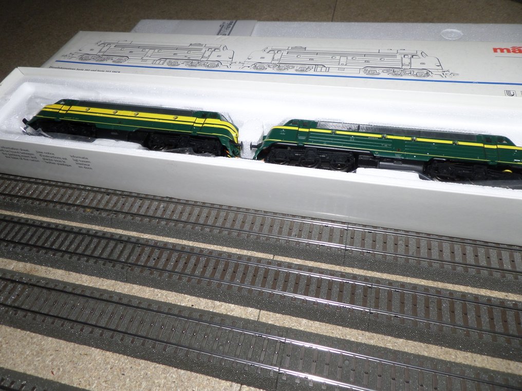 Märklin H0 - 34664 - 柴油火車 (1) - Séries 202 和 203 双牵引 - NMBS #1.0