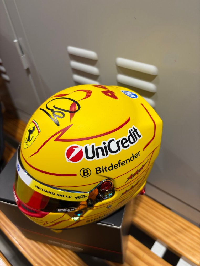 Scuderia Ferrari - Formula One - Lewis Hamilton - 2025 - Skala 1/2 hjelm  #2.1