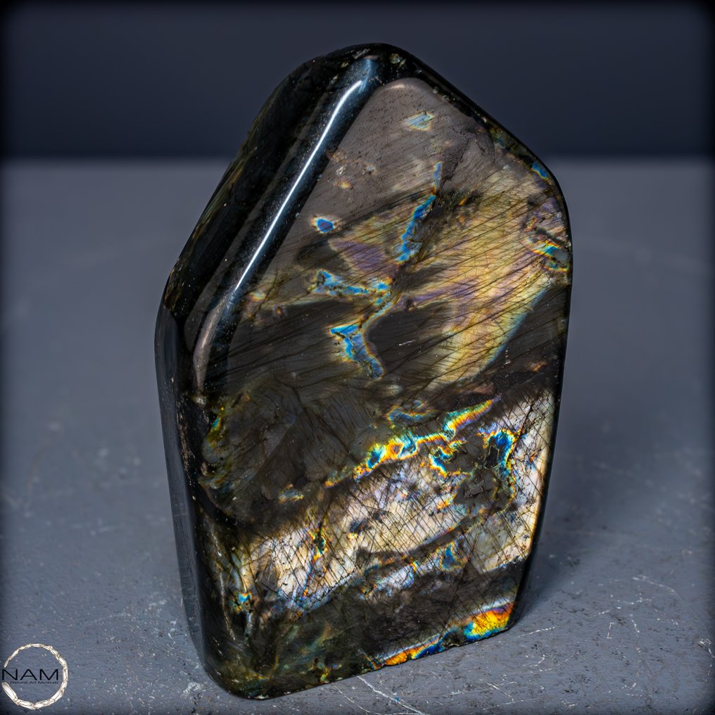 Fascinating Labradorite freeform from Madagascar. A game of light and magic- 1064.18 g #2.1