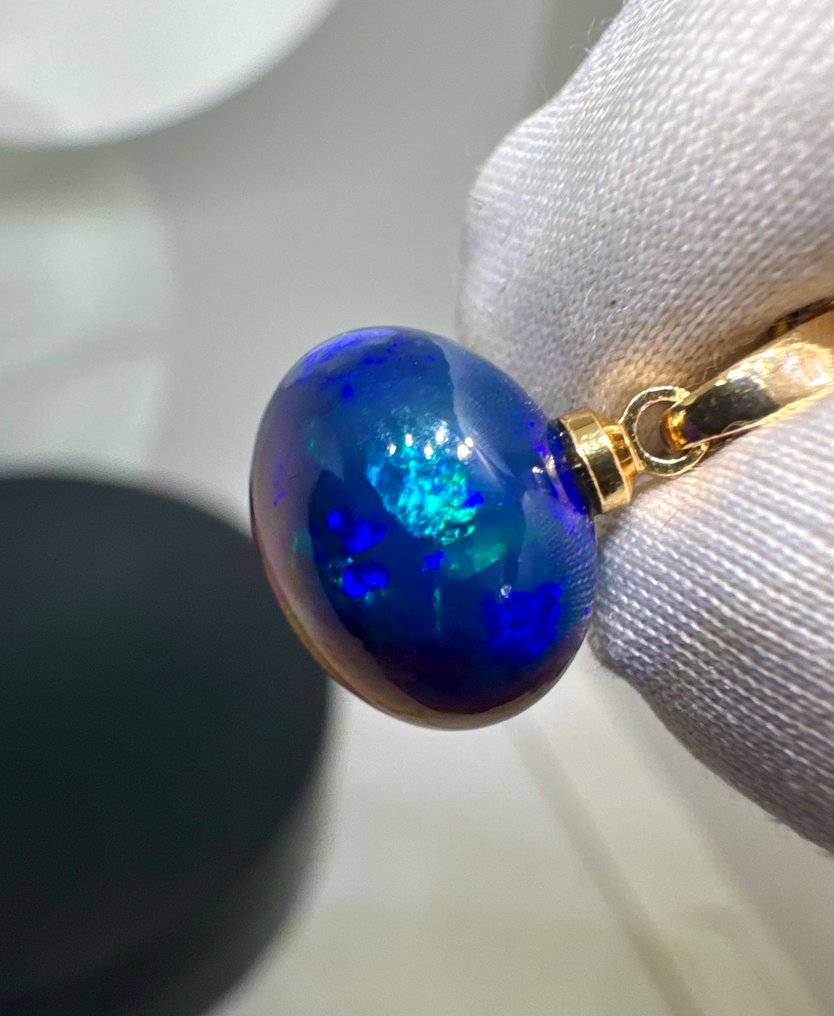 Opal Pendant - Height: 17 mm - Width: 11.5 mm- 0.79 g - (1) #4.3