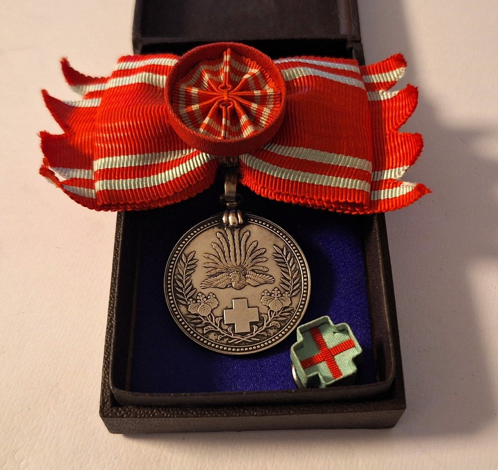 Ιαπωνία - Μετάλλιο - Japanese Imperial Red Cross sterling Silver Medals 1941  with original silk ribbons and large box #1.0