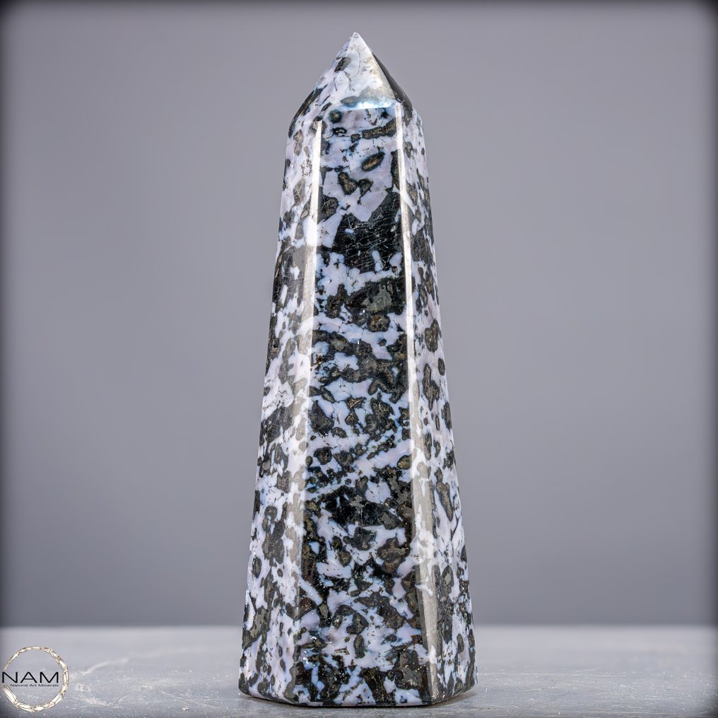 自然的 Merlinit 方尖碑 – 稀有的、具有神秘气息的宝石结构，具有鲜明的图案。- 1105.47 g #1.0