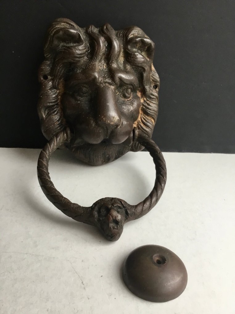 Kołatka (2) - met leeuwenhoofd - 1930-1940 - Met aparte rosette #3.2