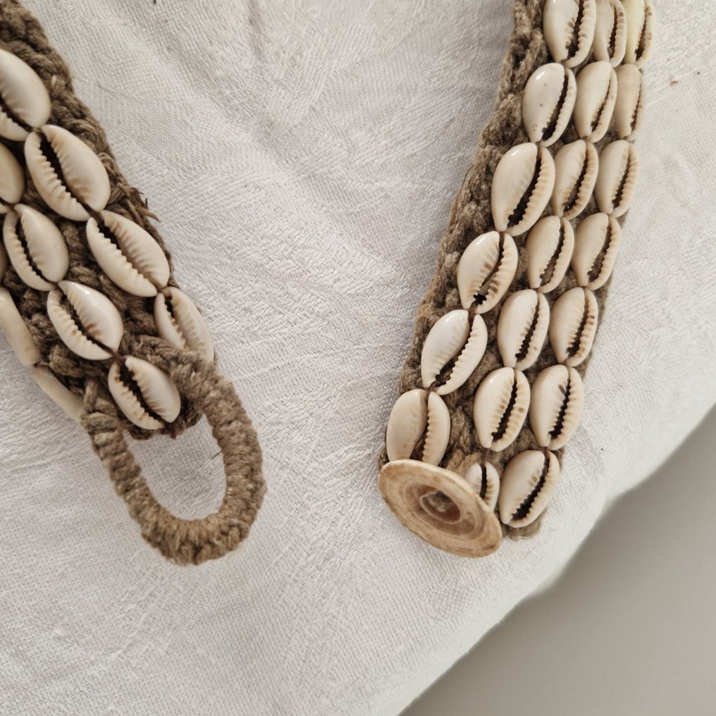 带有固定在画布上的贝壳的仪式胸甲 - 印度尼西亞  (沒有保留價) #2.1