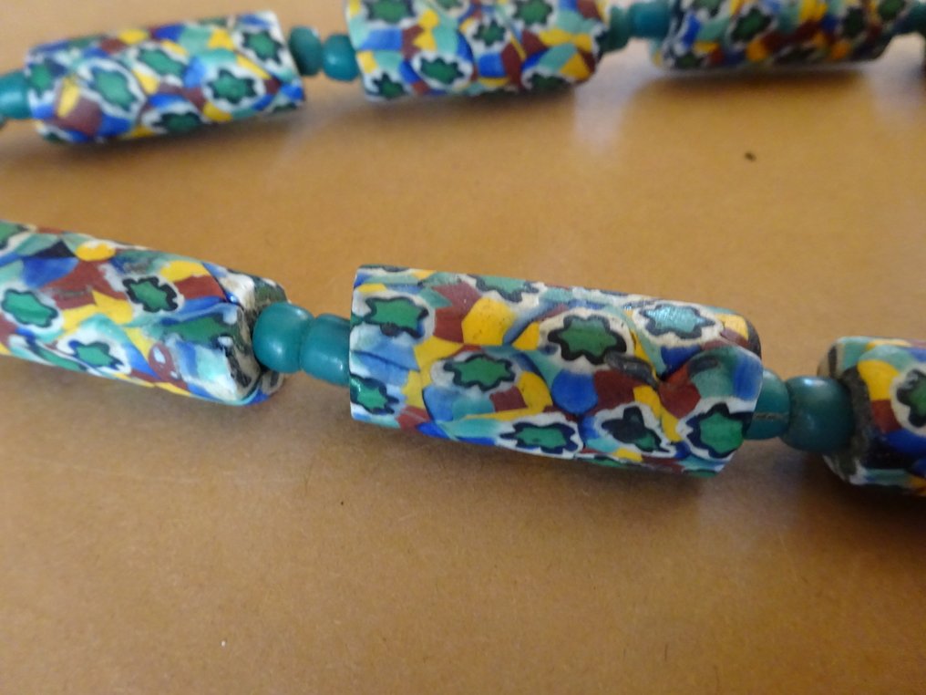Collier de 13 perles en Murano, type Millefiori / Mosaïque, datant d'environ 1920, Ghana #3.2