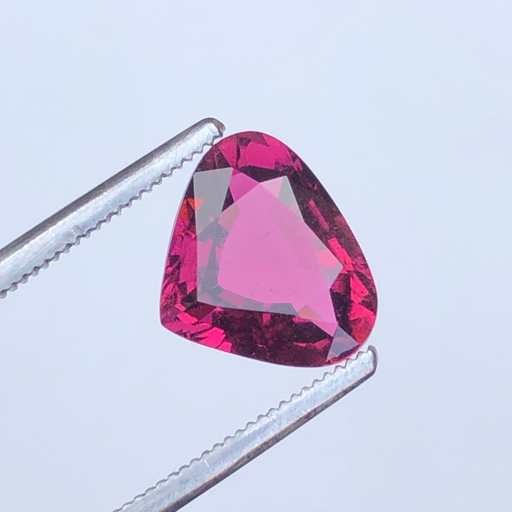 No reserve price - 1 pcs  Pink, Red Tourmaline  - 2.49 ct - International Gemological Institute (IGI) #3.2