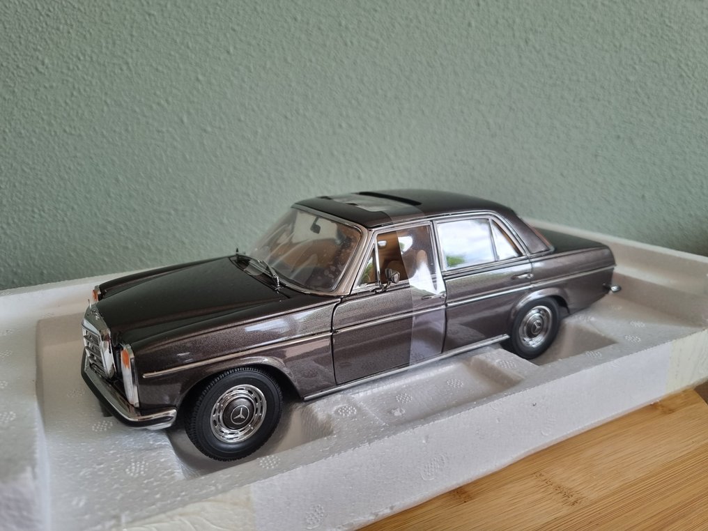 Sunstar 1:18 - Modelauto - Mercedes-Benz Strich 8 Saloon - W114 / W115 Bronze Metallic #1.0