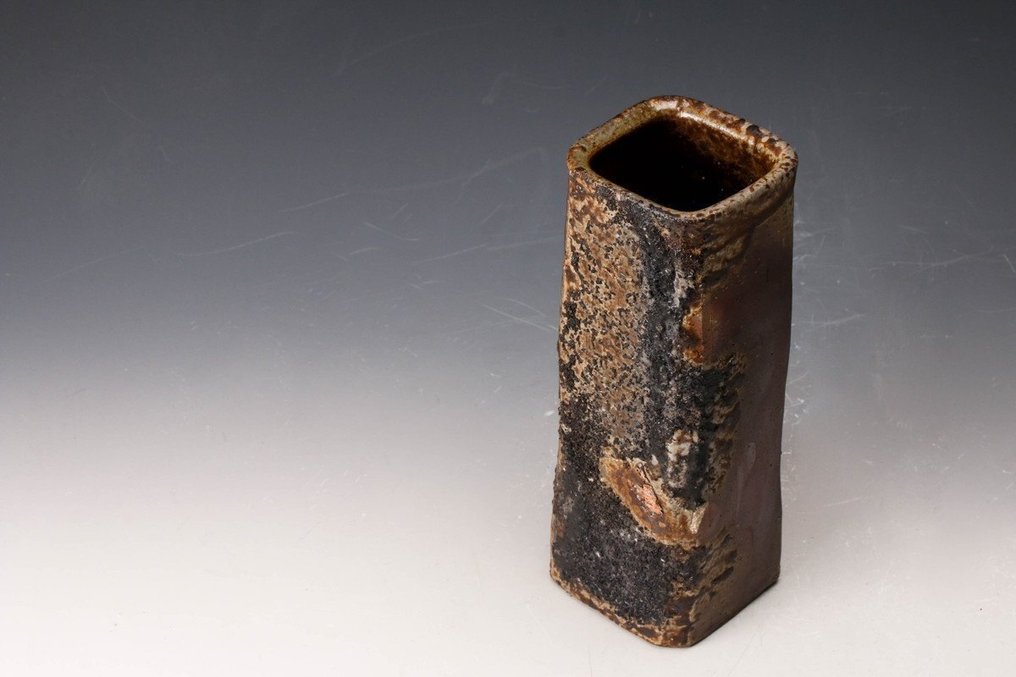 Fujiwara Keisuke (Kyōsuke) – Bizen Yōhen Shihō Hanaike (Bizen Kiln-Change Square Vase) - Porcelain - Fujiwara Keisuke - Japan - Shōwa period (1926-1989) #2.1