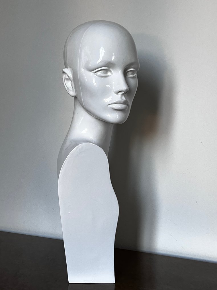 裝飾飾物 - 优雅的女性半身模特，由玻璃纤维制成 #1.0