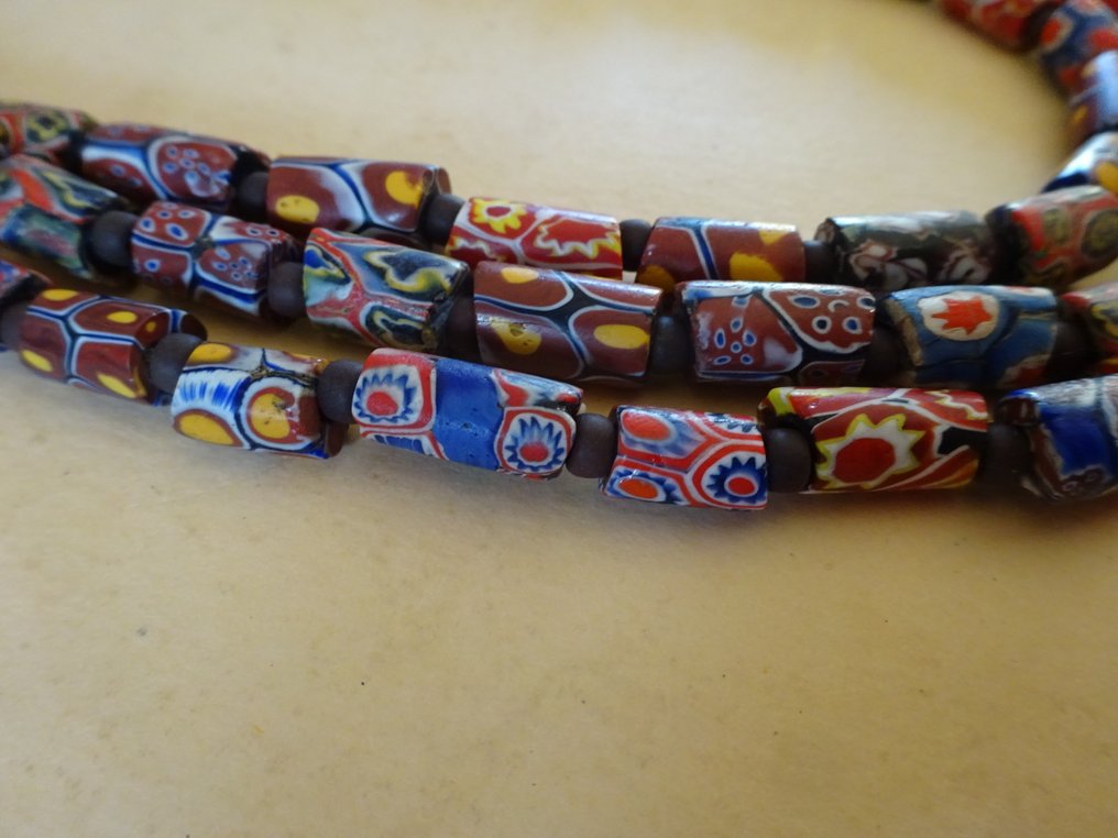 Collier à trois rangs, composé de 77 petites perles Millefiori de Murano, circa 1920, Ghana. #1.0