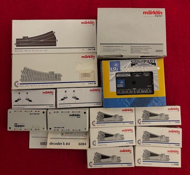 Märklin, Esu H0 - Marklin 24612x1;24611x1;6084x1; 6083x1;74470X2; 74460x6;60941x1. Esu 51820x1 - Model train tracks (14) - Set includes two Märklin H0 exchanges with boxes, various decoders, and accessories: ESU SwitchPilot #1.0