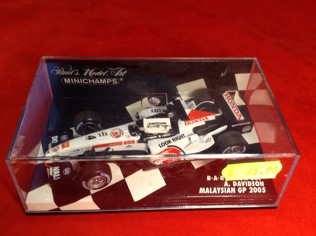 Minichamps 1:43 - Modelracerbil (2) - ref. #010009 BAR Honda 03 "Look Alike" F.1 2001 #9 Olivier Panis - ref. #050104 BAR Honda 007 "Se til højre" f.1 2005 #4 Anthony Davidson #3.2