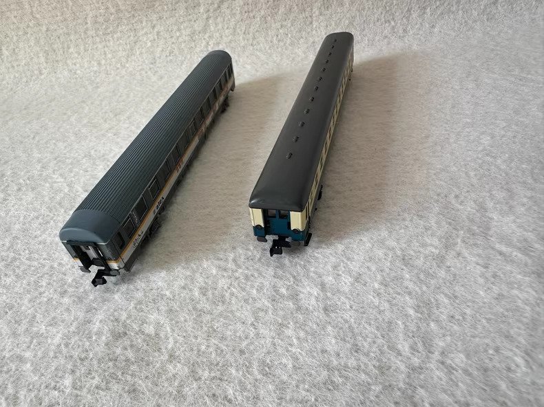 Arnold N - Personvagn för modelltåg (2) - Två N-skala passagerarvagnar, begagnat skick, kopplingshakar finns, hjul hela. - DB #2.1