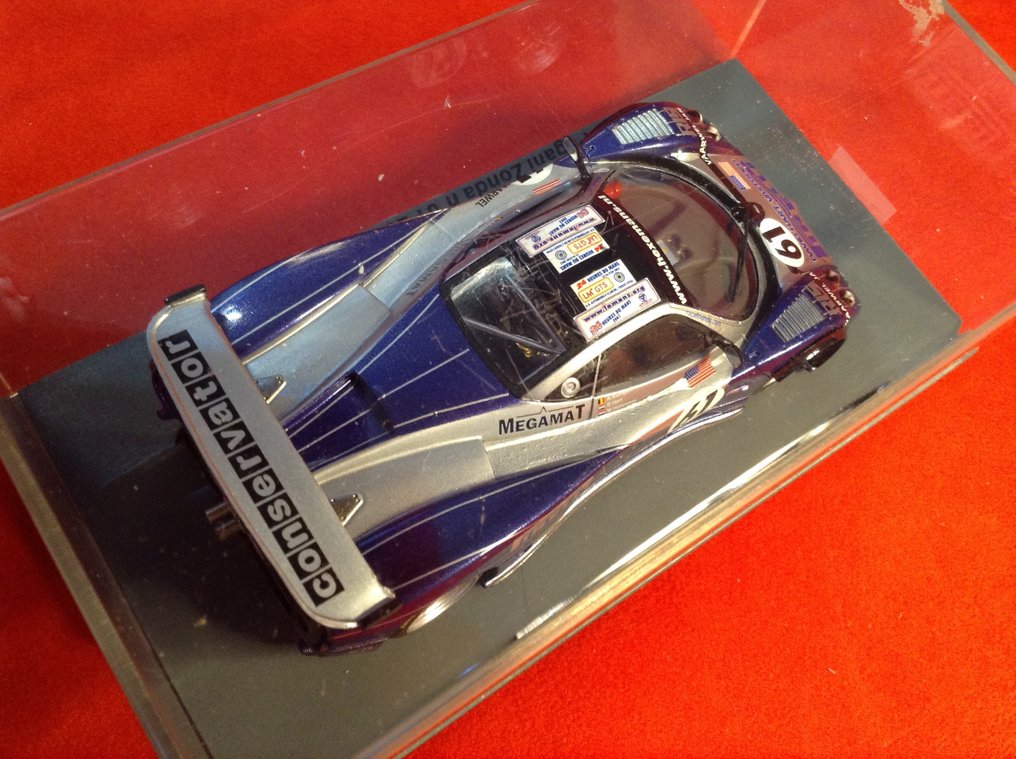 Spark 1:43 - Modelracerbil - ref. #SCZP04 Pagani Zonda GR1 GTS "Pirelli" Le Mans 2003 #61 M.Hezemans/Kumpen/Hart - Fremragende kvalitet - begrænset udgave - svær at finde i dag. #3.2