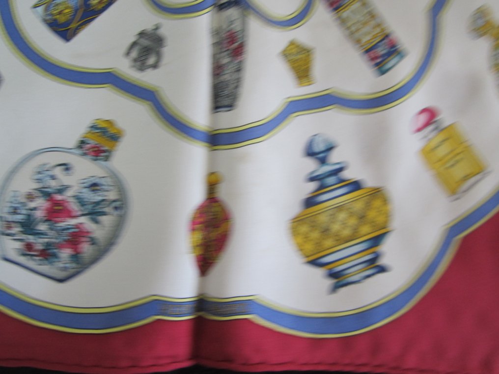 Hermès - QU IMPORTE LE FLACON   GAVROCHE DE 43x2 cms EN SOIE - Foulard #3.2