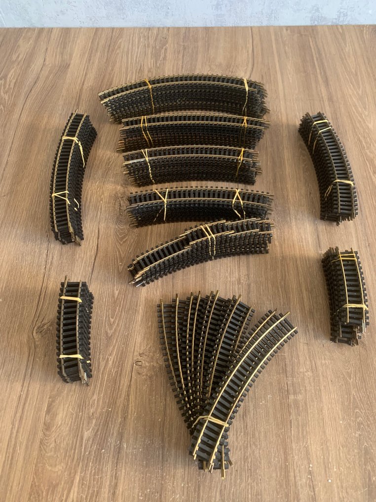 Fleischmann H0 - Model train tracks (100) - Diverse bent and bundled with elastic; plastic crossbars; copper-colored. #1.0