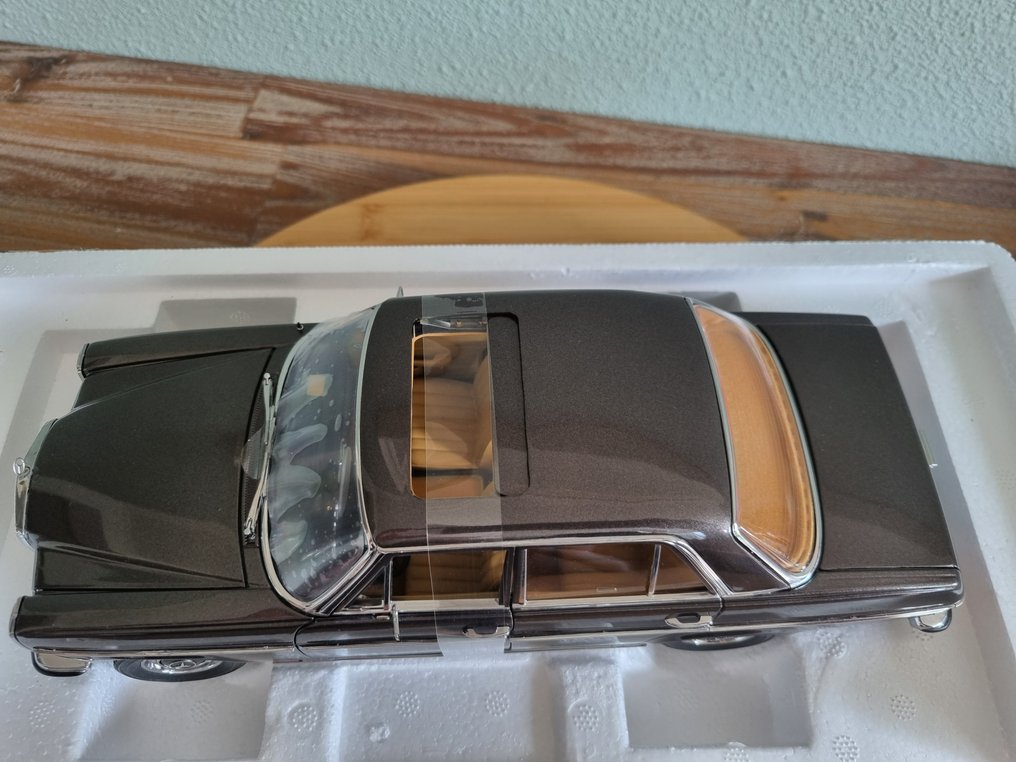 Sunstar 1:18 - Modelauto - Mercedes-Benz Strich 8 Saloon - W114 / W115 Bronze Metallic #4.3