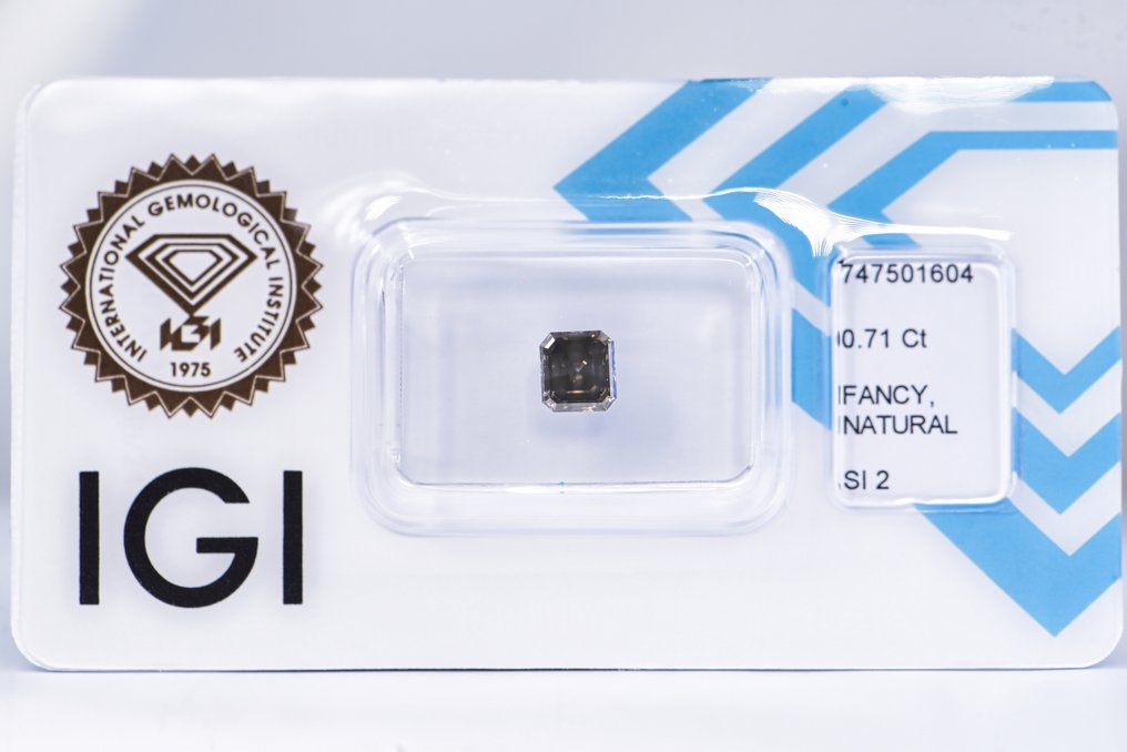 No reserve price - 1 pcs Diamond (Natural coloured) - 0.71 ct - Emerald - Fancy deep Brownish, Greenish Yellow - SI2 - International Gemological Institute (IGI) - VG VG #1.0