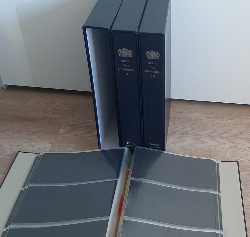 Nederland - tilbehør  - 3x luksus DAVO FDCs album med kassett - omslag, våpen Nederland, 20 3-vaksblader (G3) per album. #1.0