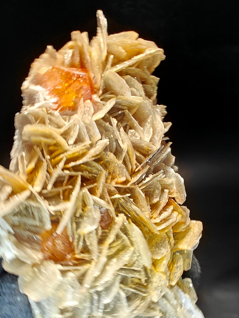 Scheelite 矩陣晶體 - 高度: 9 cm - 闊度: 5 cm- 163 g #3.2