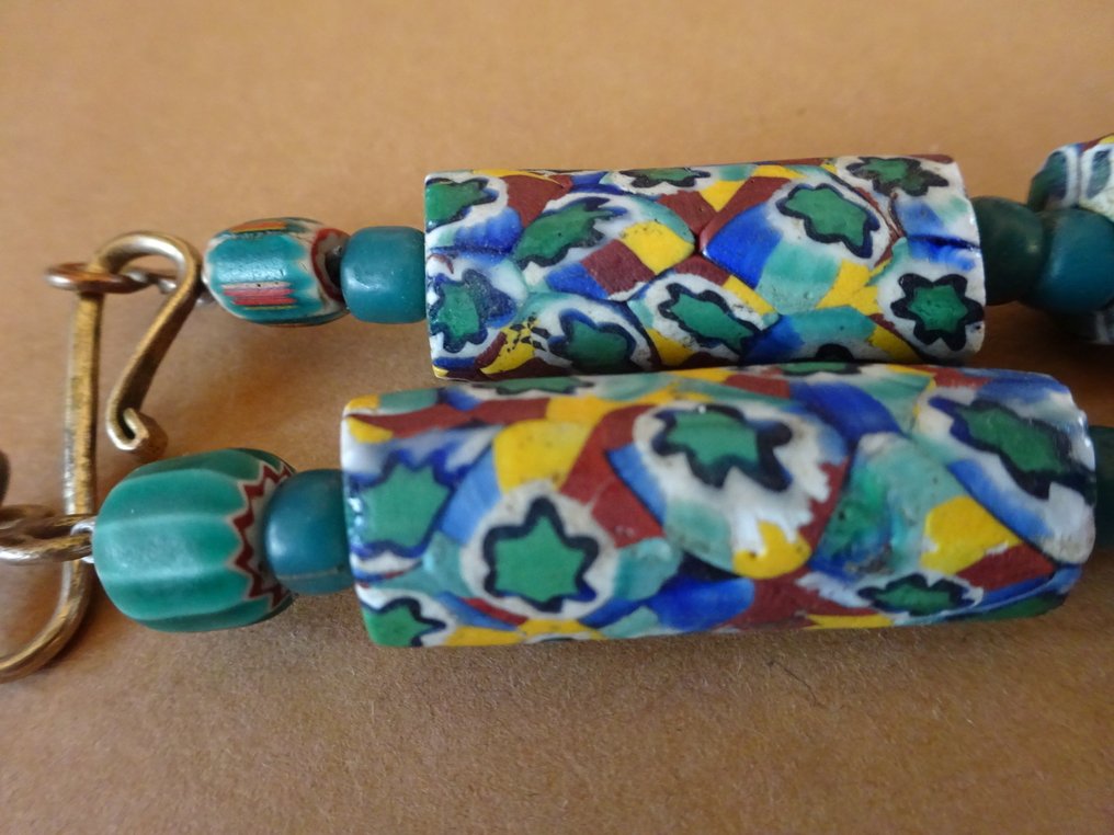 Collier de 13 perles en Murano, type Millefiori / Mosaïque, datant d'environ 1920, Ghana #1.0